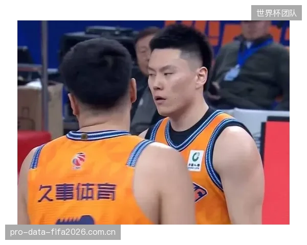 上海队常规赛冠军阵容中,李弘权的激活为球队提供了稳定的内线活力与二次进攻保障。 上海队常规赛冠军阵容中,李弘权的激活为球队提供了稳定的内线活力与二次进攻保障。